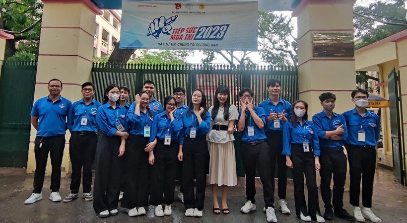 Trường THPT Đống Đa (Hà Nội) tổ chức hoạt động tiếp sức mùa thi. Ảnh: NTCC
