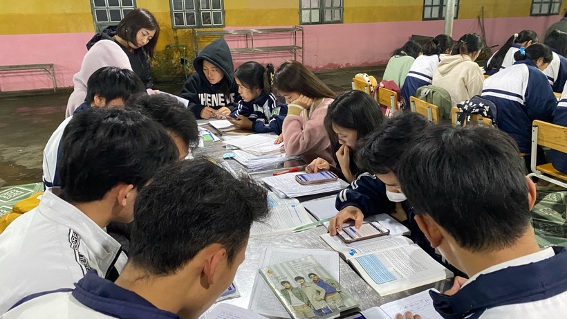 Học sinh Trường THPT số 1 Bắc Hà (Bắc Hà, Lào Cai) ôn tập buổi tối có sự hướng dẫn của thầy cô. Ảnh: NTCC
