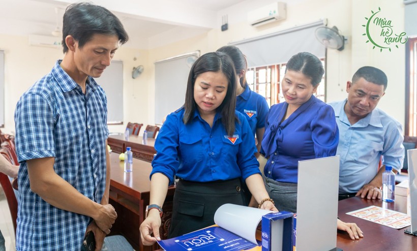 Tuổi trẻ Trường ĐH Kinh tế, ĐH Đà Nẵng cùng người dân huyện Hòa Vang tạo dựng thương hiệu OCOP. Ảnh: NTCC