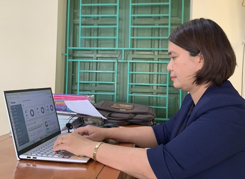 Cô Nguyễn Thị Thu Thảo – giáo viên Trường Tiểu học & THCS Thăng Long (Đông Hưng, Thái Bình) sử dụng học bạ điện tử tích hợp trên Hệ thống SMAS. Ảnh: NTCC