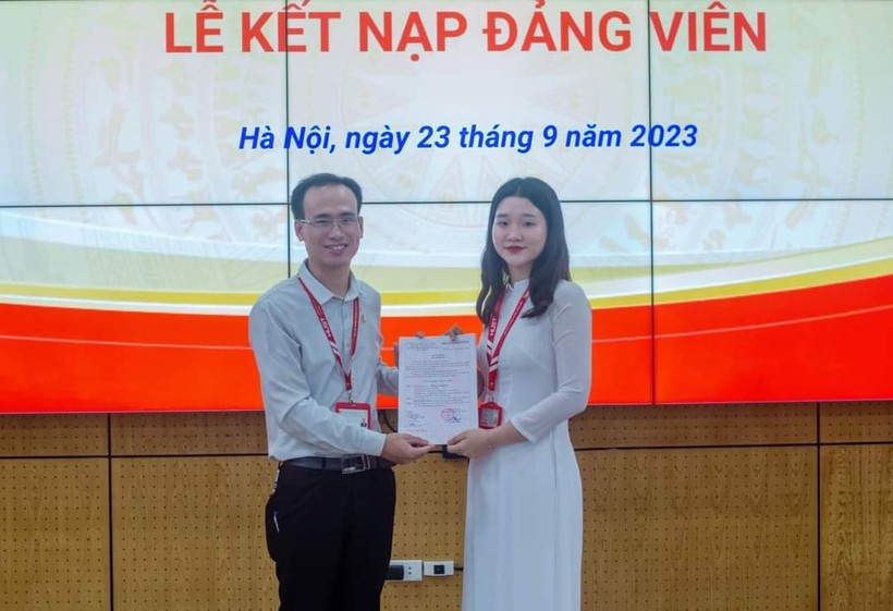 Anh Lê Văn Minh - Phó Bí thư Chi bộ Sinh viên, ĐH Bách khoa Hà Nội trao quyết định kết nạp Đảng cho sinh viên ưu tú.
