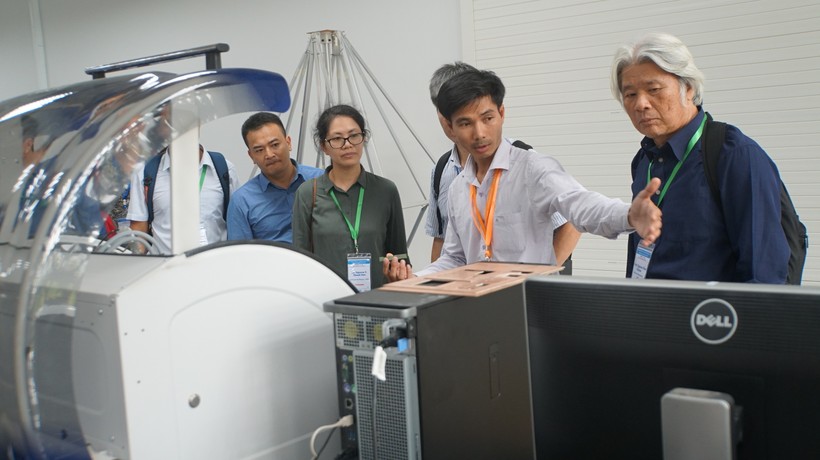 Những nhà khoa học trong lĩnh vực vật lý kỹ thuật tham quan Trường Đại học Việt Đức, tháng 10/2023. Ảnh: Mạnh Tùng