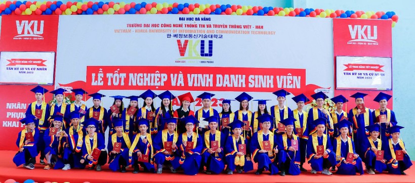 Sinh viên TrườngĐH Công nghệ Thông tin và Truyền thông Việt – Hàn (Đại học Đà Nẵng) trong ngày nhận bằng tốt nghiệp. Ảnh: Website nhà trường.