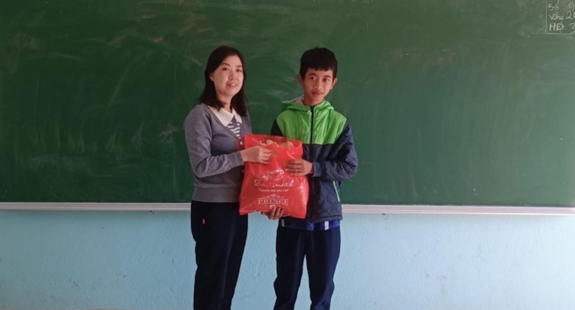 Mỗi giáo viên nhận đỡ đầu 2 - 3 học sinh và hỗ trợ nhu yếu phẩm, quần áo. Ảnh: Dung Nguyễn