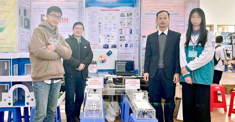Đại diện nhóm báo cáo kết quả tại Cuộc thi Khoa học kỹ thuật học sinh trung học tỉnh Thái Bình năm 2023. Ảnh: NVCC