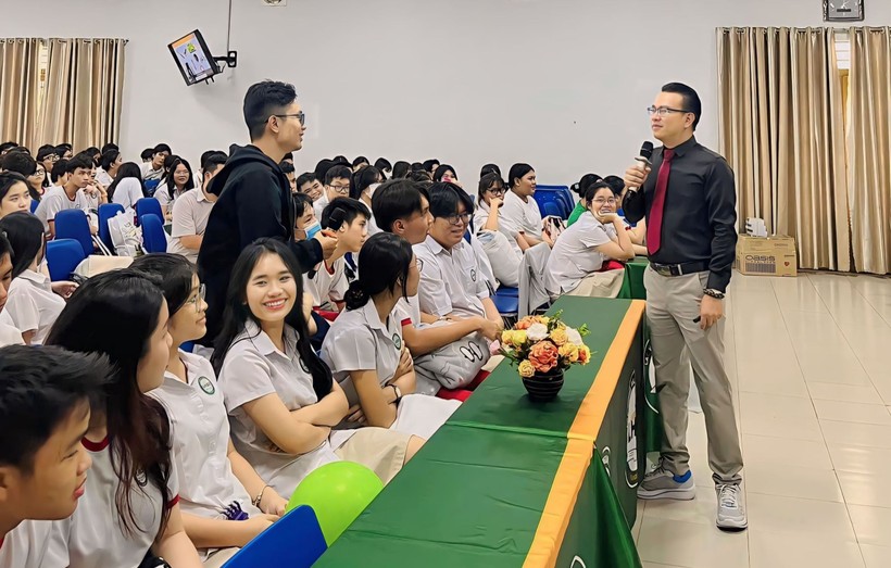 Ts Đào Lê Hòa An đang tư vấn định hướng nghề nghiệp cho học sinh cuối cấp THPT trường Song Ngữ Lạc Hồng.