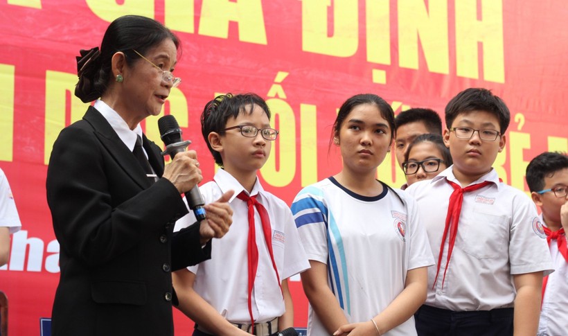 Luật sư Trương Thị Hòa - Đoàn Luật sư TPHCM giải đáp các thắc mắc cho học sinh TPHCM trong chương trình về “Phòng chống xâm hại tình dục đối với trẻ em”. Ảnh: MT