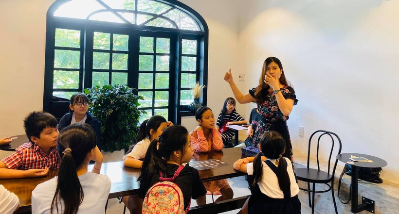Cô Phạm Thị Thùy Loan giải đáp thắc mắc của học sinh trong buổi học về giáo dục giới tính tại lớp Kỹ năng sống do Trường THCS Nguyễn Huệ tổ chức. Ảnh: NTCC