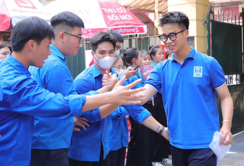 Các đoàn viên Trường THPT Trần Phú (Hoàn Kiếm, Hà Nội) tham gia chương trình Tiếp sức mùa thi năm 2023. Ảnh: Lan Anh