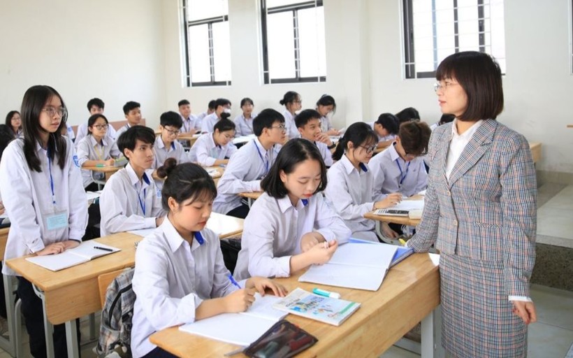 Giáo viên Trường THPT Trương Định (Hoàng Mai, Hà Nội) hướng dẫn học sinh lớp 12 ôn tập. Ảnh minh họa: INT