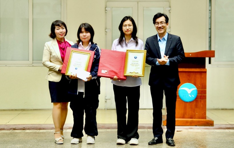 Nguyễn Lê Yến Trang - lớp 11D (thứ 2 từ phải sang) trong một lần nhận khen thưởng của nhà trường.