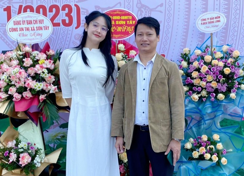 Thầy Nguyễn Khánh Vân và học sinh Trường THPT Sơn Tây. Ảnh: TG