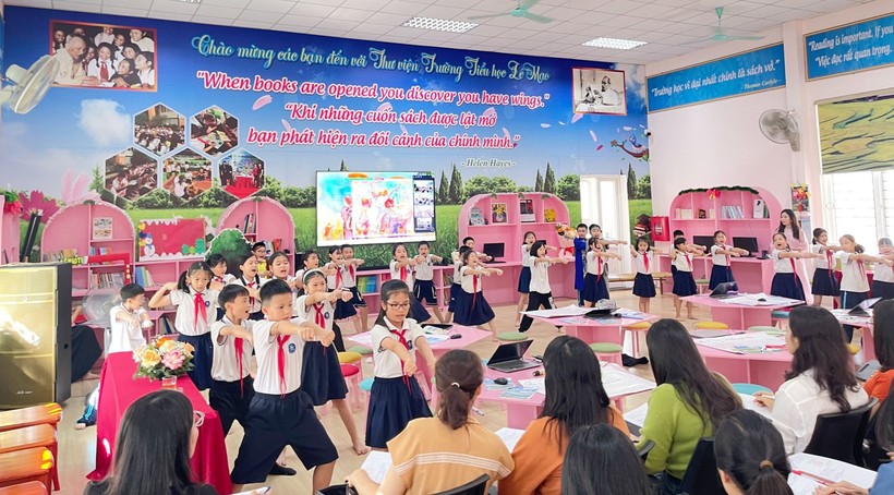 Học sinh Trường Tiểu học Lê Mao (TP Vinh, Nghệ An) tham gia tiết học kết nối về chủ đề Thăng Long - Hà Nội. Ảnh: NTCC