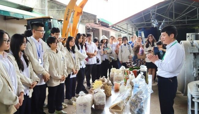 Học sinh Trường THPT Chu Văn An (Hà Nội) nghe giới thiệu về một số ngành đào tạo của Học viện Nông nghiệp Việt Nam. Ảnh: NTCC