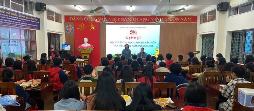 Cô Vương Xuân Thuận gặp gỡ, động viên học sinh các đội tuyển tham dự kỳ thi học sinh giỏi tỉnh. Ảnh: NVCC