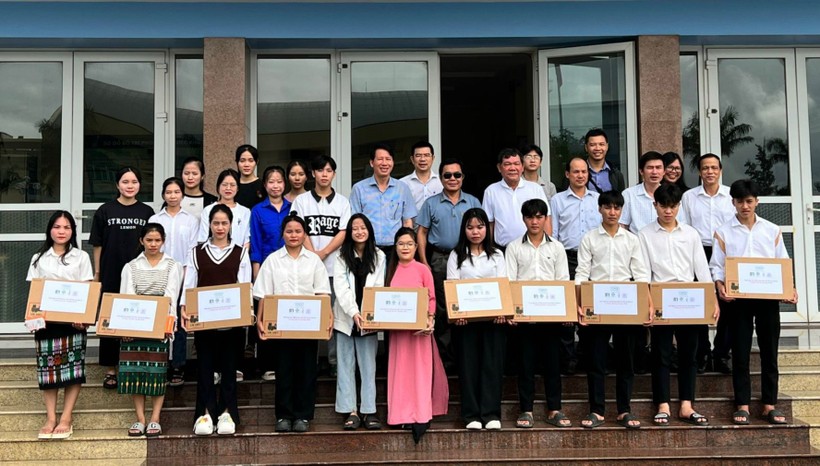 Trường ĐH Quảng Bình phối hợp với các đơn vị đối tác tặng máy tính xách tay cho sinh viên là người dân tộc thiểu số. Ảnh: NTCC