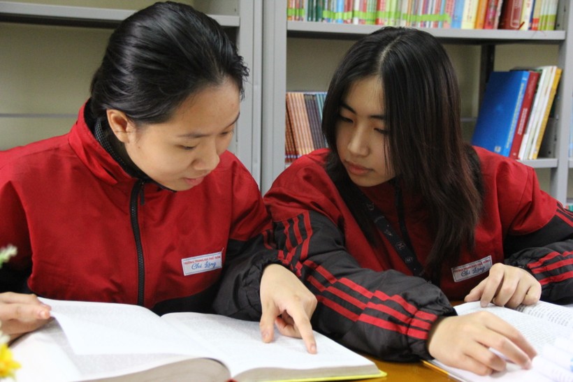 Học sinh Trường THPT Chi Lăng (Lạng Sơn) đọc sách tại thư viện. Ảnh: Sỹ Điền