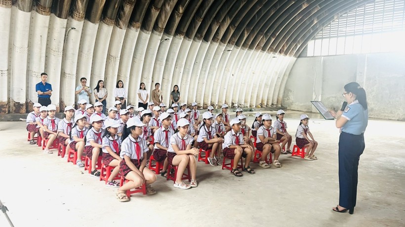 Trường Tiểu học Võ Thị Sáu (Đông Hà) tổ chức tiết trải nghiệm đưa học sinh tham quan nhà vòm sân bay.