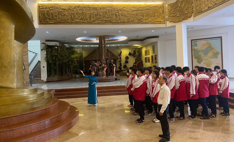 Giáo viên và học sinh Trường THPT chuyên Lê Quý Đôn thăm Bảo tàng Quảng Trị.