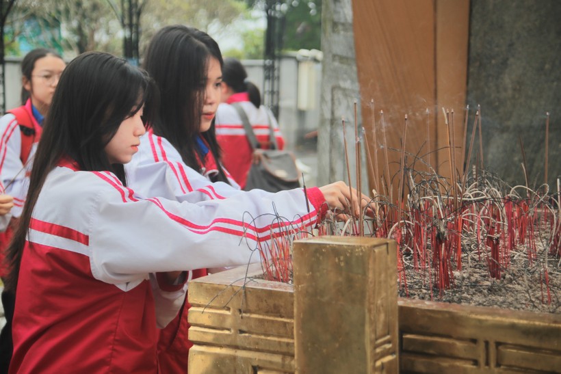 Đoàn trường THPT chuyên Lê Quý Đôn tổ chức học sinh thăm viếng tại Nghĩa trang Liệt sĩ quốc gia Đường 9.