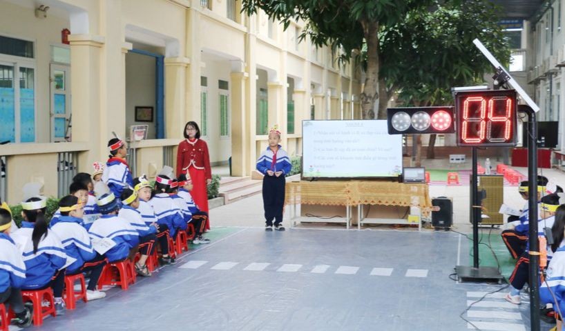 Tiết học về an toàn giao thông tại Trường Tiểu học Lê Lợi, thành phố Vinh, Nghệ An. Ảnh: Ngọc Sơn
