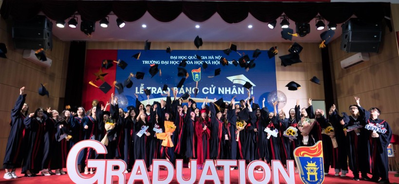 Trường ĐH Khoa học Xã hội và Nhân văn (ĐH Quốc gia Hà Nội) trao bằng tốt nghiệp cho tân cử nhân. Ảnh: Website nhà trường