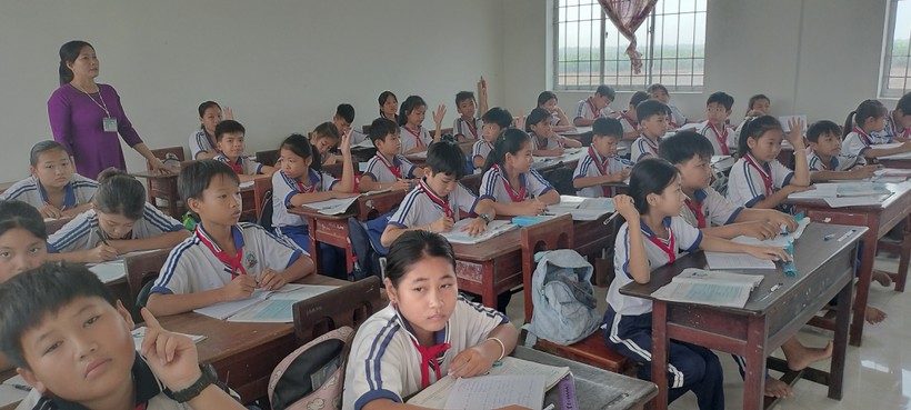 Một số trường tiểu học ở huyện Trần Văn Thời gặp khó khăn trong đảm bảo số học sinh/lớp theo quy định Thông tư 20. Ảnh: TG