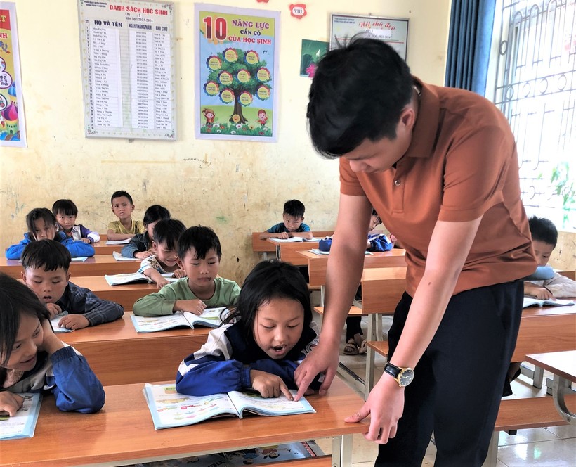 Thầy Cầm Văn Chính - giáo viên hợp đồng tại Trường PTDTBT Tiểu học Nậm Chà. Ảnh: Hà Thuận