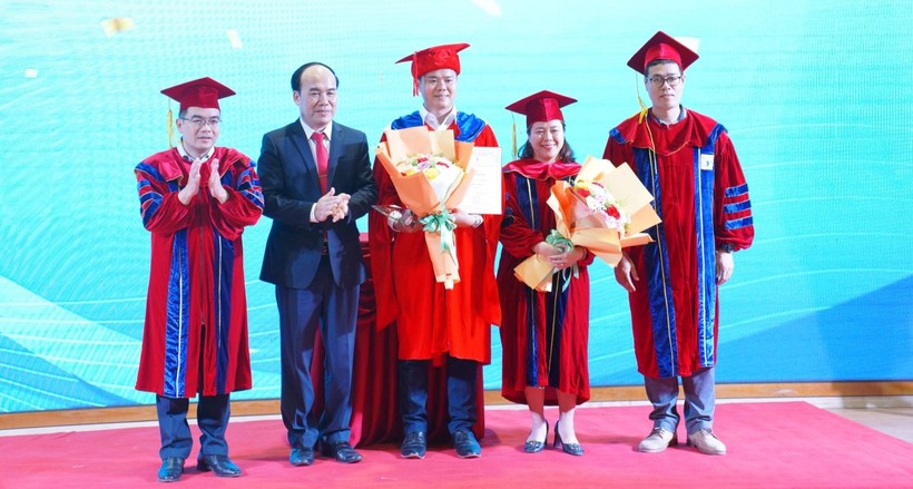 Trường ĐH Bách khoa, ĐH Đà Nẵng trao bằng tiến sĩ cho nghiên cứu sinh và tặng hoa chúc mừng giảng viên hướng dẫn. Ảnh: PV
