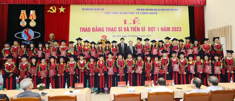 Lễ trao bằng thạc sĩ, tiến sĩ của Học viện Khoa học và Công nghệ (Viện Hàn lâm Khoa học và Công nghệ Việt Nam). Ảnh: HVCC