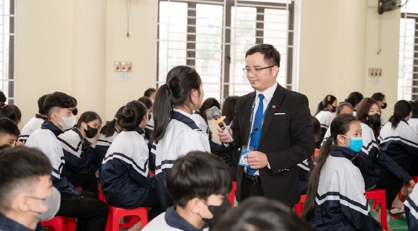 Chuyên gia tư vấn hướng nghiệp cho học sinh tại Trung tâm Giáo dục nghề nghiệp - Giáo dục thường xuyên huyện Thạch Hà (Hà Tĩnh). Ảnh: Hồ Phương