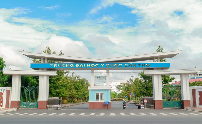 Cổng chính Trường ĐH Y Dược Cần Thơ trên đường Nguyễn Văn Cừ được đặt tên cổng Định An.
