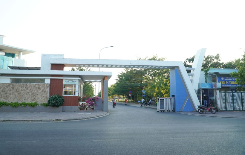 Cổng Trường ĐH Y Dược Cần Thơ trên đường Trần Bạch Đằng được đặt tên cổng Hàm Luông.