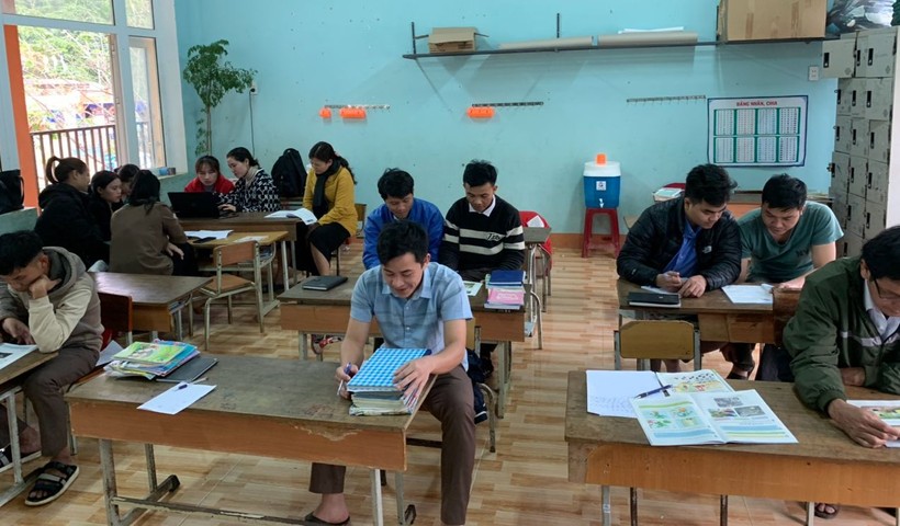 Trường PTDTBT Tiểu học Trà Leng (Nam Trà My, Quảng Nam) tổ chức thảo luận chọn sách giáo khoa trong tổ chuyên môn Ảnh: NTCC