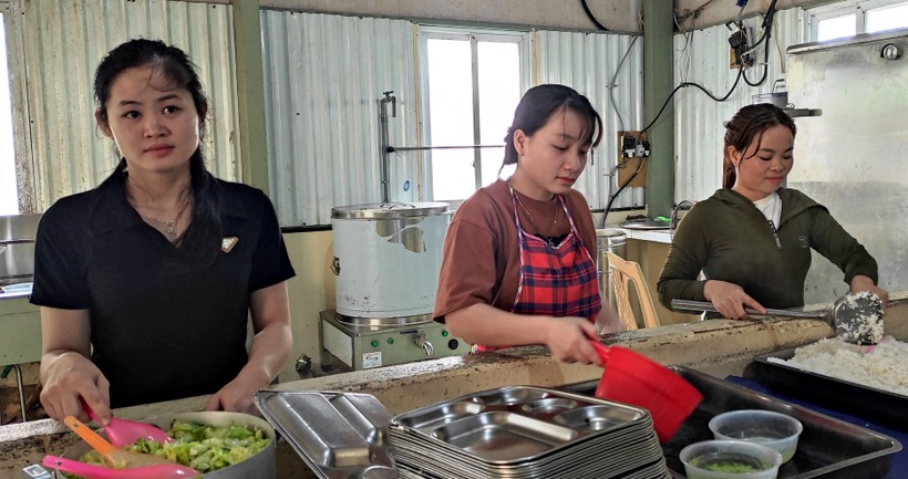 Nhân viên nấu ăn ở Trường PTDTBT THCS Mường Lý (Mường Lát, Thanh Hóa).