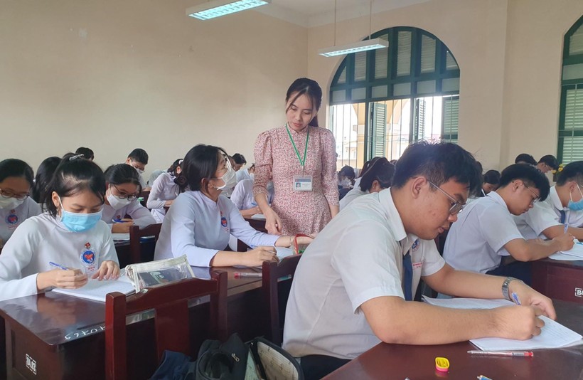 Học sinh lớp 12 Trường THPT Nguyễn Đình Chiểu (Tiền Giang) trong giờ ôn tập. Ảnh: Q. Ngữ
