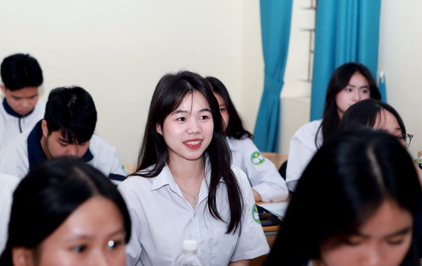 Học sinh lớp 12 tại Hà Nội trong giờ ôn tập Ngữ văn trên lớp. Ảnh: Đình Tuệ