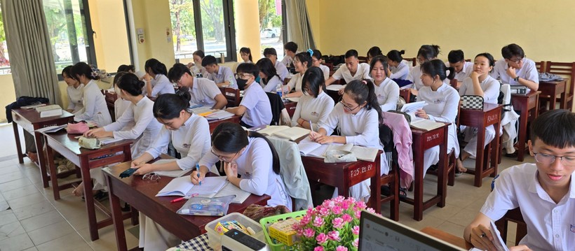Học sinh Trường THPT Nguyễn Trãi (quận Liên Chiểu, TP Đà Nẵng) cùng truy bài trong 15 phút sinh hoạt đầu giờ. Ảnh: Ánh Ngọc