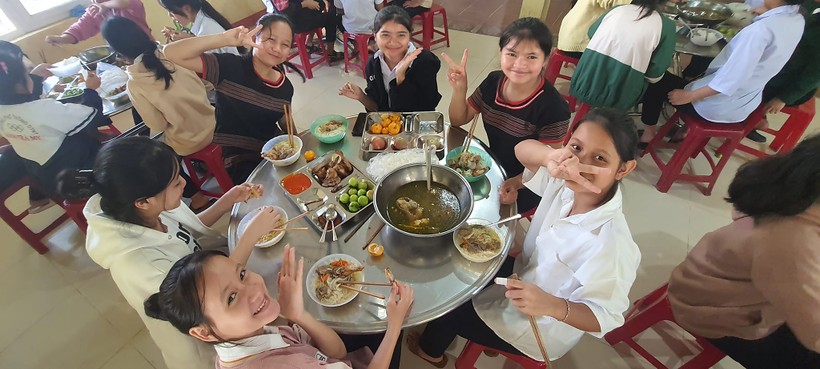 Ngoài tăng thời lượng ôn tập, chất lượng bữa ăn được Trường PTDTNT Nam Trà My chú trọng để đảm bảo sức khỏe cho học sinh lớp 12. Ảnh: NTCC
