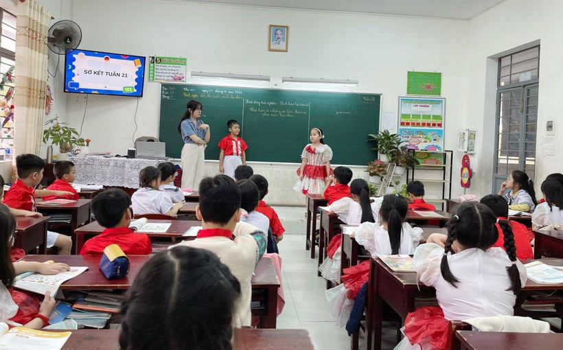 Giáo sinh thực tập tại Trường Tiểu học Lê Đình Chinh trong một giờ dạy hoạt động trải nghiệm. Ảnh: NTCC