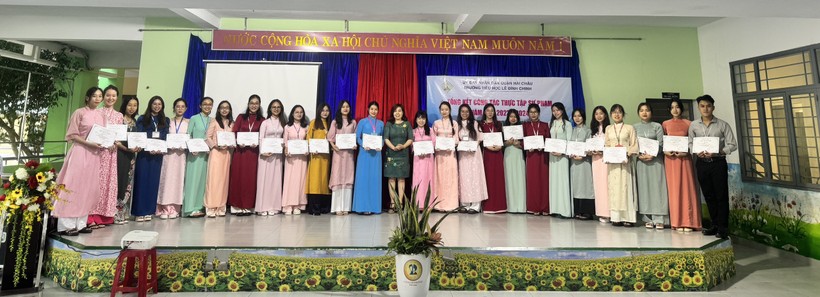 Trường Tiểu học Lê Đình Chinh trao giấy chứng nhận tốt nghiệp cho sinh viên thực tập năm học 2023 - 2024. Ảnh: NTCC
