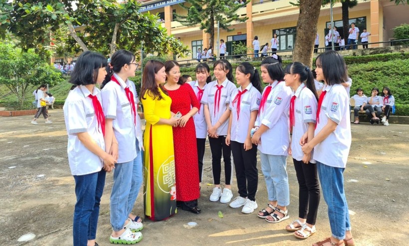 NGƯT Cao Thị Đại (thứ 3 từ bên trái) chia sẻ cùng học sinh. 