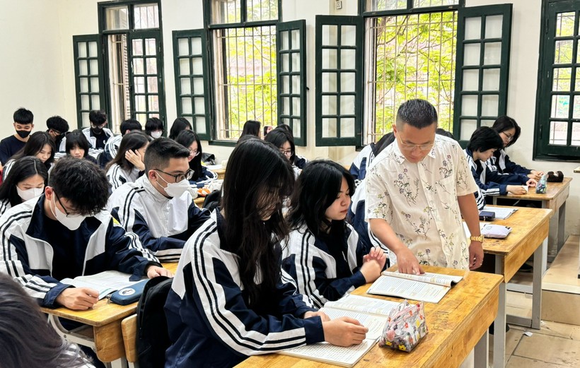 Thầy Bùi Huy Hiếu - giáo viên môn Ngữ văn, Trường THPT Đống Đa (Đống Đa, Hà Nội). Ảnh: NVCC