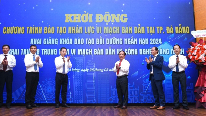 Lãnh đạo thành phố Đà Nẵng cùng ĐH Đà Nẵng và các doanh nghiệp, viện, trường khởi động chương trình đào tạo nhân lực vi mạch bán dẫn. Ảnh: NTCC