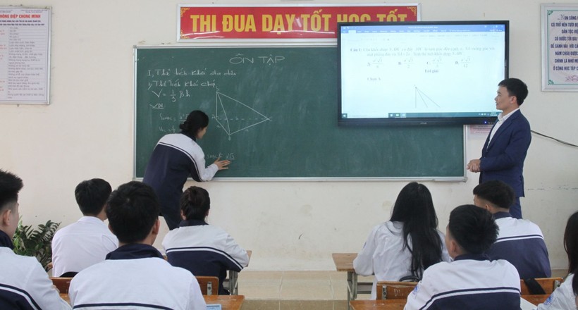 Học sinh Trường THPT Minh Quang (Hà Nội) học toán với sự hỗ trợ của bảng tương tác. Ảnh: Vân Anh