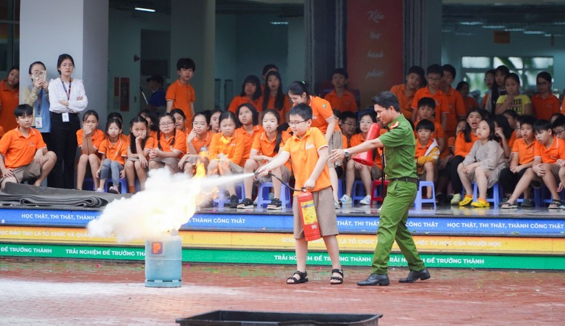 Học sinh Trường Tiểu học & THCS FPT Đà Nẵng được cán bộ công an hướng dẫn cách sử dụng bình chữa cháy mini dập lửa.