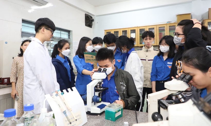 Học sinh Trường THPT Thanh Khê (TP Đà Nẵng) trải nghiệm một ngày làm sinh viên Khoa Sinh – Môi trường tại phòng thí nghiệm, Trường ĐH Sư phạm, ĐH Đà Nẵng. Ảnh: NTCC