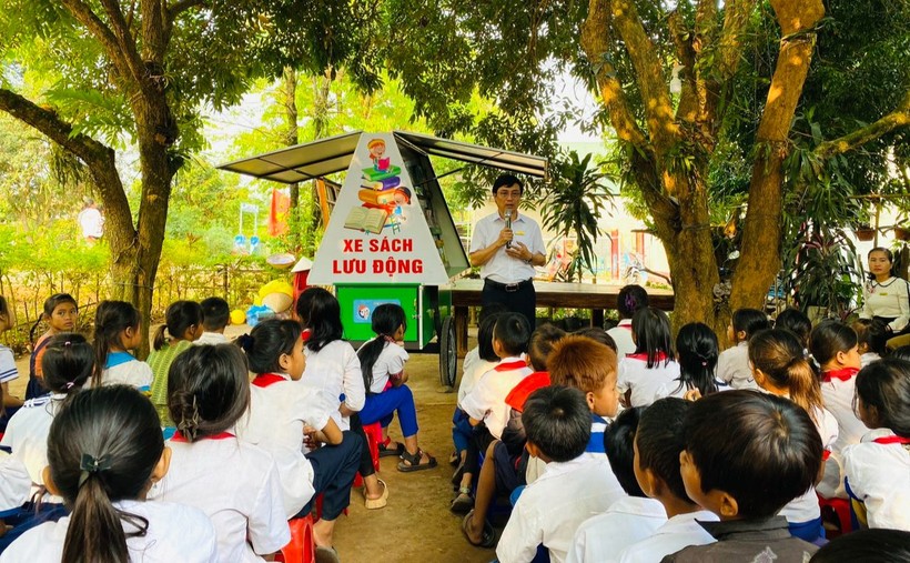Thầy Nguyễn Mai Trọng giới thiệu với học sinh về xe sách lưu động của nhà trường. Ảnh: NTCC