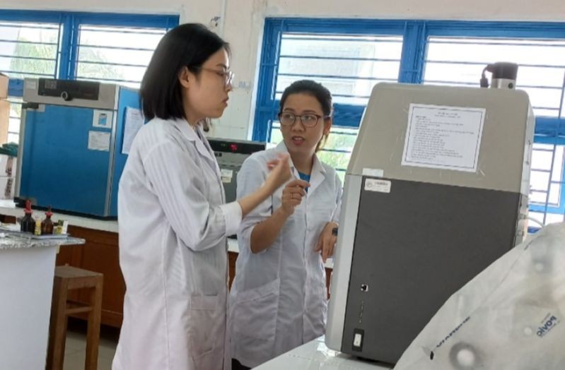 PGS.TSKH Nguyễn Thị Mộng Điệp cùng cộng sự trong phòng thí nghiệm. Ảnh: NVCC