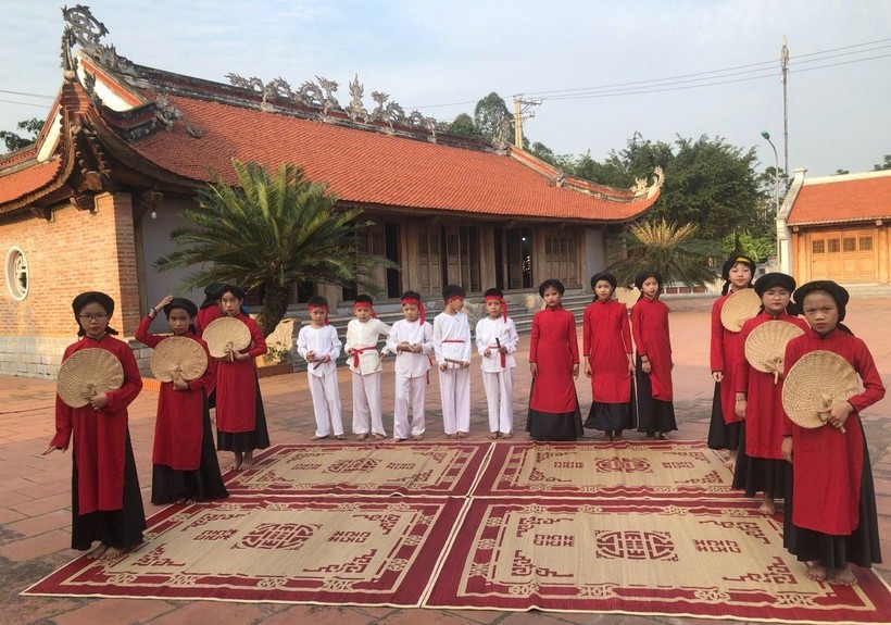 Học sinh Trường Tiểu học Kim Đức tập hát Xoan tại di tích miếu Lãi Lèn - nơi phát tích của hát Xoan Phú Thọ.